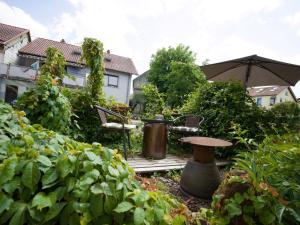 a garden with an umbrella and a table and chairs at Ferienhaus Laux in Weiskirchen