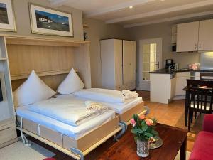 two beds in a room with a kitchen at Robbe in Westerland