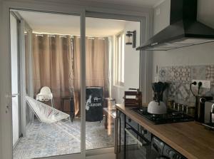 Kuchyňa alebo kuchynka v ubytovaní Appartement Vintage 90 m2 DUPLEX classé