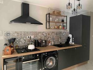 Kuchyňa alebo kuchynka v ubytovaní Appartement Vintage 90 m2 DUPLEX classé