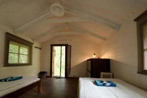 Habitación con 2 camas y ventana. en Ruhnu Holiday House, en Ruhnu