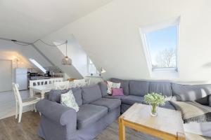 sala de estar con sofá y mesa en Ferienwohnung Die 25 en Timmendorfer Strand