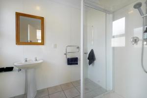 ワナカにあるTownside Treat - Wanaka Holiday Homeの洗面台とシャワー付きの白いバスルーム +12枚の写真