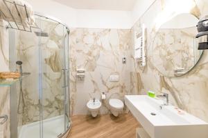 A bathroom at UNAHOTELS Imperial Sport Hotel