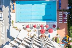 The swimming pool at or close to UNAHOTELS Imperial Sport Hotel