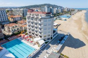 eine Luftansicht auf das Hotel und den Strand in der Unterkunft UNAHOTELS Imperial Sport Hotel in Pesaro