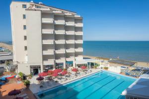 ein Hotel mit einem Pool am Meer in der Unterkunft UNAHOTELS Imperial Sport Hotel in Pesaro