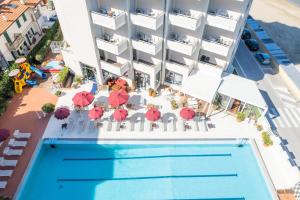 eine Luftansicht eines Hotels mit Pool und Sonnenschirmen in der Unterkunft UNAHOTELS Imperial Sport Hotel in Pesaro