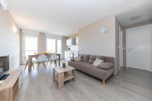 una sala de estar con un sofá y una mesa en Isola Bella Croazia - C4, en Povljana