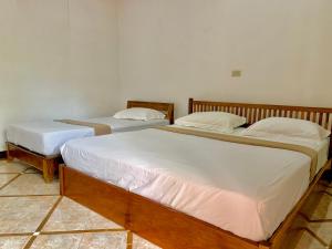 Postel nebo postele na pokoji v ubytování Nakasang Paradise Hotel