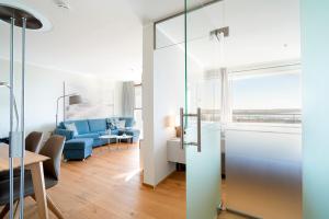 トラフェミュンデにあるFerienwohnung Nordermoleの青いソファとテーブルのあるリビングルーム