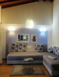 een woonkamer met een bed en een stoel bij Αλσύλλιο - Alsillio studio apartments in Ierissos