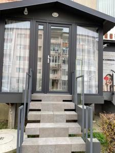 eine Treppe, die zu einem Gebäude mit Fenstern führt in der Unterkunft Luxury City Studios in Curtea de Argeş