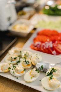 un plato de huevos revueltos sobre una mesa en Villa Monica Apartamenty, en Szczyrk