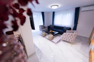 Vrelo Bosne的住宿－Villa Coral，客厅配有沙发和桌子