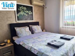 1 dormitorio con 1 cama con 2 toallas en The View Veliko Tarnovo en Veliko Tŭrnovo