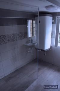 łazienka z umywalką i lustrem w obiekcie Wellness Chaloupka Mezná - Národní park České Švýcarsko w mieście Hřensko +32 zdjęcia