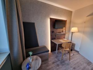 TV a/nebo společenská místnost v ubytování Hotel Bavaria Oldenburg