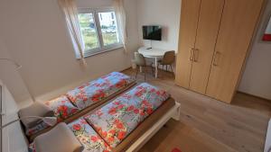 1 dormitorio con 1 cama y 1 mesa con TV en Gästehaus Freystadt en Freystadt