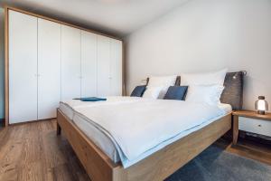een slaapkamer met een groot bed en witte kasten bij Ferienwohnung Veilcheneck in Erfurt