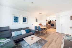 sala de estar con sofá y mesa en Ferienwohnung Veilcheneck, en Erfurt