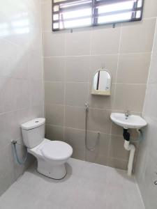 a bathroom with a toilet and a sink at Homestay Kemaman Fyna07 Banglo Mewah 5 KM Dari Pantai Kijal in Kijal