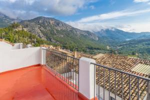 balkon z widokiem na góry w obiekcie Casa Aitana-abdet -val de Guadalest w mieście Confrides