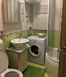 La salle de bains est pourvue d'un lave-linge et d'un lavabo. dans l'établissement City moments Sarajevo, à Sarajevo