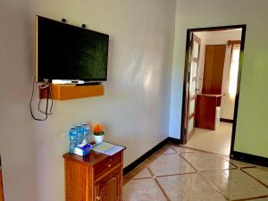 TV a/nebo společenská místnost v ubytování Nakasang Paradise Hotel