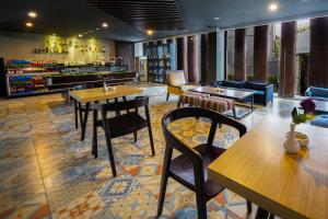 restauracja ze stołami i krzesłami oraz bar w obiekcie Brits Hotel Legian w mieście Seminyak