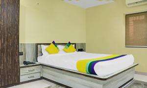 Itsy By Treebo - Cradle Regency في رانشي: غرفة نوم مع سرير كبير مع بطانية ملونة