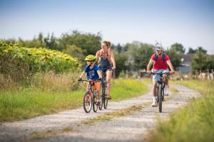 een groep mensen die fietsen op een onverharde weg bij Huttopia Saumur in Saumur +20 foto's