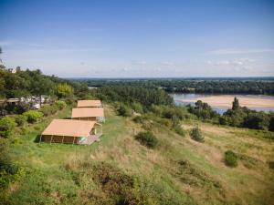 een luchtzicht van twee tenten op een heuvel naast een rivier bij Huttopia Saumur in Saumur