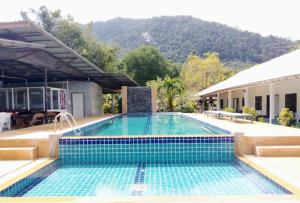 una gran piscina en un edificio con en Thong Nai Pan Beach Resort en Thong Nai Pan Yai