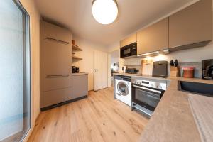 una cucina con lavatrice e asciugatrice di Apartment Alpenblick a Ellmau