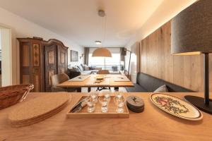 uma sala de jantar com uma mesa com copos em Apartment Alpenblick em Ellmau