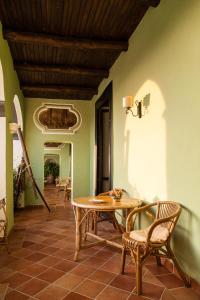 comedor con mesa y sillas en Domus Laeta, en Giungano