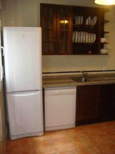 uma cozinha com um frigorífico branco e um lavatório em Casa La Rocina Almonte em Almonte