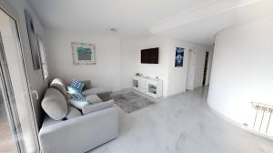 Telewizja i/lub zestaw kina domowego w obiekcie Luxury 2 bed Penthouse on Golf Course Murcia