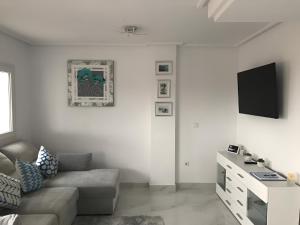 Telewizja i/lub zestaw kina domowego w obiekcie Luxury 2 bed Penthouse on Golf Course Murcia