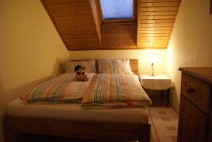A bed or beds in a room at Ferienwohnung Bluntaumühle