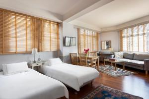 イスタンブールにあるArmada Apartmentのベッドルーム1室(ベッド2台付)、リビングルームが備わります。