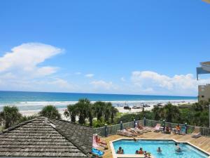 uma vista para a praia a partir da varanda de um resort em New Smyrna Waves by Exploria Resorts em New Smyrna Beach