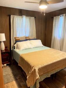 Säng eller sängar i ett rum på THE HILO HOMEBASE - Charming 3 Bedroom Hilo Home, with AC!