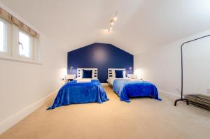 a bedroom with two beds with blue comforters at Huge 2 Bedroom 2 Bathroom Apartment - Northgate House in Ipswich