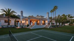 una pista de tenis frente a una casa en LVone, Villa in Los Verdiales, Golden Mile, en Marbella