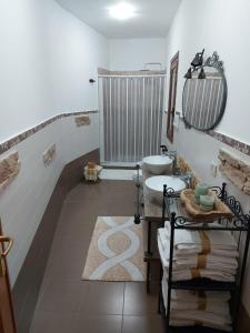 een badkamer met een wastafel en een bad bij Ai Carrettieri della Cattedrale in Palermo