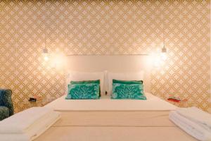 - une chambre avec un lit et 2 oreillers verts dans l'établissement Loving Chiado, à Lisbonne