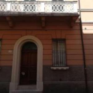 - un bâtiment avec un balcon, une porte et une fenêtre dans l'établissement porta merlonia house grazioso monolocale, à Forlì