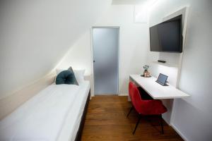 Postel nebo postele na pokoji v ubytování Reos Hotel Wangen